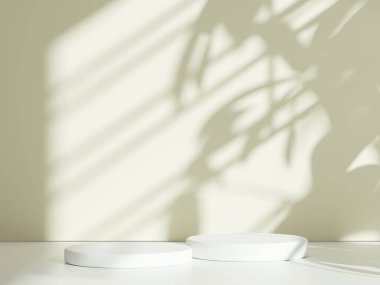 Beyaz silindirik podyum, ağaç yaprağı gölgesi arkaplanı yumuşak güneş ışığıyla aydınlatılıyor.