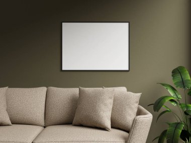 Koyu yeşil bir duvarda sergilenen klasik siyah çerçeve modeli yumuşak yastıklı ve yanında dekoratif bir bitki bulunan pelüş bir kanepe..