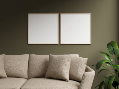 Koyu yeşil bir duvarda modern çift çerçeve modelleme seti dekoratif yastıklı rahat bir kanepe ve yakınlarda canlı bir bitki sergiliyor..