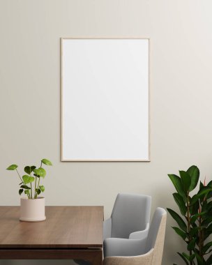 Açık renkli bir duvarda ahşap bir çerçeve, bitki, çağdaş masa ve sandalyelerle eşleştirilmiş, sergilenen sanat eserleri için sıcak ve davetkar bir ortam sağlıyor..