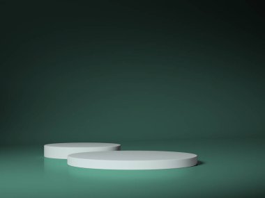 Arka arkaya üç beyaz podyum, zengin yeşil arka planda, çeşitli ürünlerin sergilenmesi için ideal..
