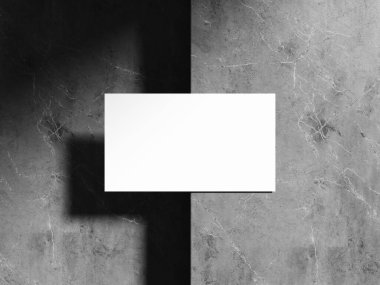 Keskin açık gölgeli koyu taştan bir arka planda minimalist bir kartvizit. Zarif marka tasarımlarını sergilemek için mükemmel..