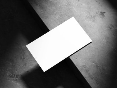 Koyu mermerin kontrastı ile vurgulanmış, parlak, profesyonel estetik sunan, temiz beyaz bir tasarımı olan modern bir kartvizit modeli..