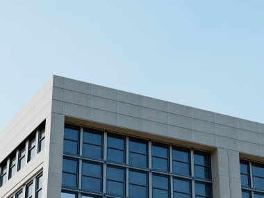 Geniş pencereli ve gökyüzü zeminli modern ofis binası..