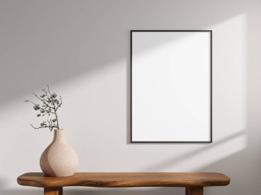 Siyah çerçeveli şık bir poster modeli, vazo ve ahşap masa içeren minimalist bir dekor tarzı sergiliyor..
