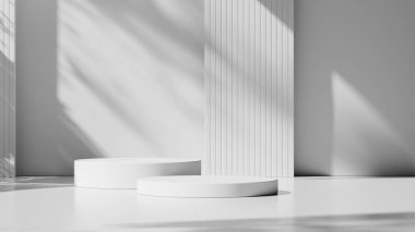 Keskin ışık zıtlıkları olan zarif beyaz podyumlar, kaliteli ürün sunumları için ideal.
