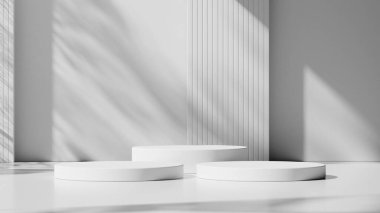 Üç parlak, beyaz podyum ışık gölge oyunuyla yaratıcılıkla düzenlenmiş, şık bir ürün standı için mükemmel..