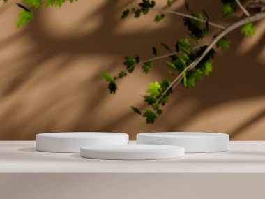 Her biri pürüzsüz, modern bir tasarıma sahip üç beyaz podyum ince akçaağaç yaprağı gölgeleri ile sıcak ve nötr bir zemin üzerine kuruludur..