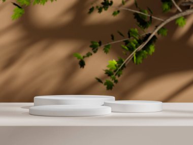 Üç beyaz, pürüzsüz podyum arka planda bir akçaağaç dalından gelen hafif gölgelerle dinamik bir formasyon oluşturdu..