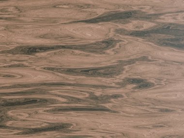 Açık ve koyu renk ahşap kıvrımlar, zarif ve doğal bir görünüm sağlıyor..