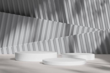 Yumuşak gölgeli beyaz, minimalist bir podyum. Sofistike bir ortamda odak noktasını vurgulamak için mükemmel..