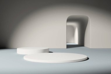 Yumuşak ışıklandırmalı ve kemerli geçitli nötr renkli bir odada üç beyaz podyum..