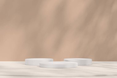 Tarafsız bej bir masada üç beyaz podyum. Yumuşak bir arka planı var. Temiz bir tasarımla ürünleri sergilemek için mükemmel..