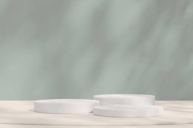 Yumuşak doğal gölgeli, kumlu arka planda üç beyaz podyum, ürünleri sergilemek için ideal..