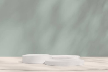 Açık yeşil arka planda üç beyaz podyum ürünlerin sergilenmesi için sakin ve taze bir atmosfer yaratıyor..