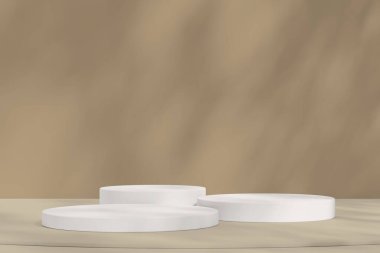 Yumuşak gölgeli açık bej bir masaya kurulmuş üç beyaz podyum ve tarafsız bir zemin, modern ürün sunumları için ideal..