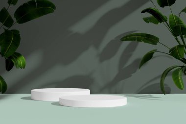 Etrafı yemyeşil bitkilerle çevrili, gölgeli bir çift podyum..