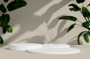 Açık renkli pastel arka planda bitkilerin gölgelerinin olduğu minimalist podyumlar.