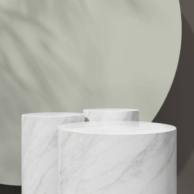Yumuşak gri arkaplanı olan iki mermer podyum ve soluk gölgeler derinlik ve kontrastlık yaratıyor.