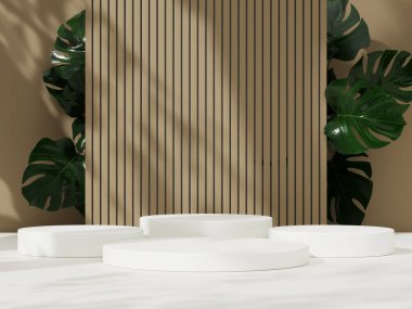 Üç minimalist beyaz podyum el değmemiş beyaz bir yüzeye yerleştirilmiş, sıcak kahverengi çizgili arka plan ve dekoratif yeşil bitkilerle.