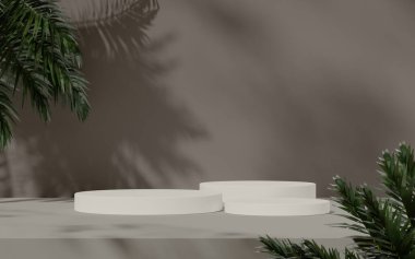 Beyaz podyumlar, gölgeler ve yeşilliklerle tarafsız arka planda düzenlenmiştir..