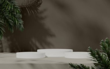 Modern bir ortamda üç beyaz podyum, doğal gölgeler ve yeşil yeşillik aksanlı..