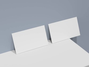 Koyu kahverengi duvarı ve yüzen üst kartı olan bir kartvizit.