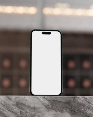 Boş ekran ve zarif cafe bulanık arkaplan ile en az telefon modeli ön görünümü