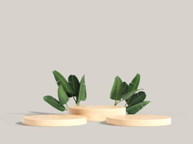 Üç minimalist ahşap podyum yumuşak bej arka planda yapraklı bitkiler sergiliyor..