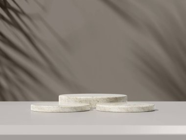 Dramatik ışıklandırması ve gölgesi olan üç podyum, zarif ürün sergisi için mükemmel..