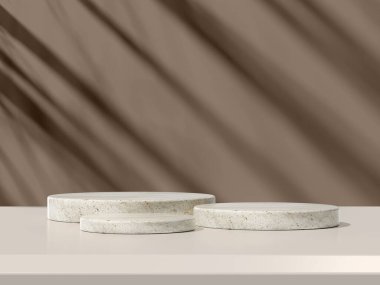 Gölgelerle donatılmış minimal podyum, temiz ve modern ürün sergileri için uygun.