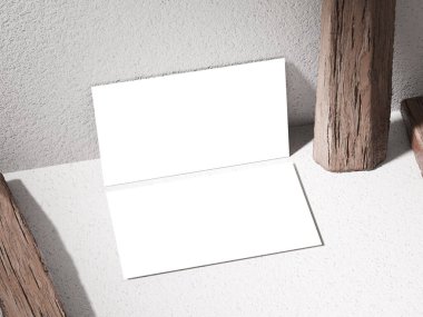 Kırsal ahşap kütüklerle çevrili, pürüzlü dokuları olan bir taşın üstündeki kartvizit modeli..