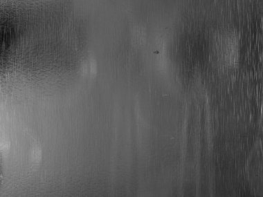 Hafif kusurlar ve soluk ışık yansımaları ile fırçalanmış gümüş yüzey.