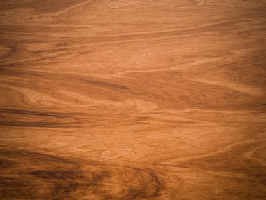 Belirgin dalgaları ve zengin tonlarıyla zarif ahşap dokusu..