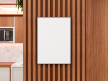 Modern ahşap kaplama duvarda dikey siyah çerçeve modeli var..