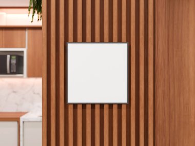 Kare siyah çerçeve, şık bir odada dikey ahşap duvar üzerine kuruludur..