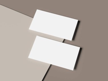 Üst üste binen bej kağıt arka planda beyaz kartvizitler