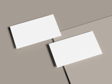 Açık sarı ve yumuşak gri katmanlı kağıtlar üzerinde parlak kartvizitler.