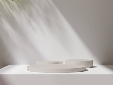 Yumuşak ışıklandırma ve gölge desenli üç beyaz podyum seti.