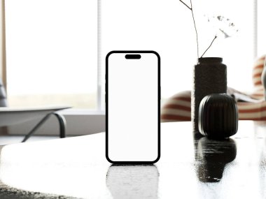 Arka planda dekoratif eşyalar olan ahşap bir masaya yerleştirilmiş telefon modeli..