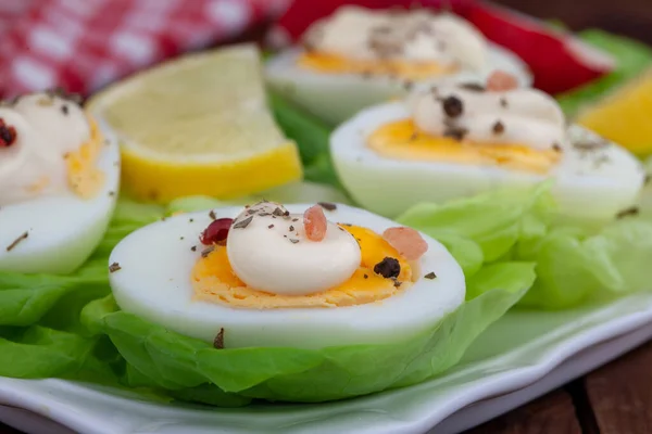 Předkrm Vařených Vajec Majonézou Kořením Vejce Majonézou Listech Zeleného Salátu — Stock fotografie