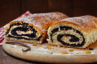 Tahta üzerinde ev yapımı haşhaşlı börek. Karşıya geç. Tatlı haşhaşlı kek.