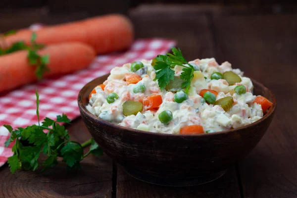 Traditionele Russische Salade Olivier Van Gekookte Groenten Vlees Met Mayonaise — Stockfoto