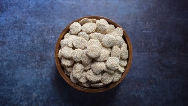Индийская Традиционная Сладкая Семена Кунжута — стоковое видео