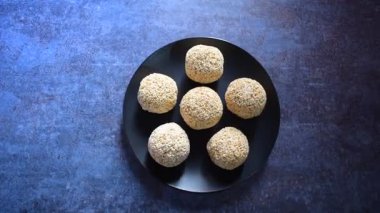 Rajgira Laddu geleneksel Hint tatlısı. Aroaranth tohumlarından yapılıyor.