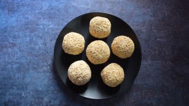 Rajgira Laddu geleneksel Hint tatlısı. Aroaranth tohumlarından yapılıyor.