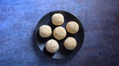 Rajgira Laddu geleneksel Hint tatlısı. Aroaranth tohumlarından yapılıyor.