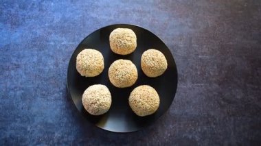 Rajgira Laddu geleneksel Hint tatlısı. Aroaranth tohumlarından yapılıyor.