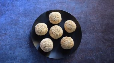 Rajgira Laddu geleneksel Hint tatlısı. Aroaranth tohumlarından yapılıyor.