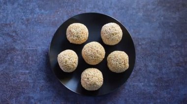 Rajgira Laddu geleneksel Hint tatlısı. Aroaranth tohumlarından yapılıyor.